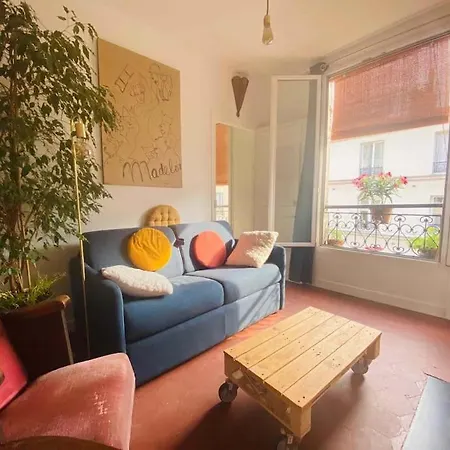 Appt Lumineux Avec Jolie Deco A Parigi